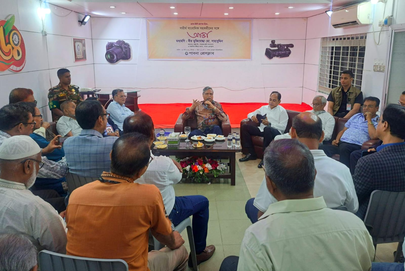 পাবনায় সাংবাদিকদের সঙ্গে আড্ডায় মিলিত হলেন রাষ্ট্রপতি